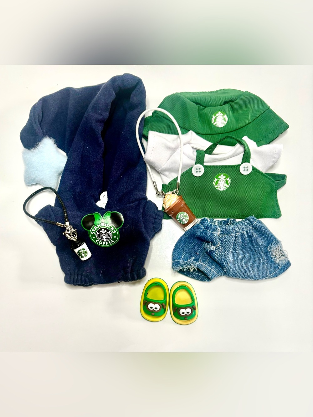2 Starbucks Outfits for your Labubu!